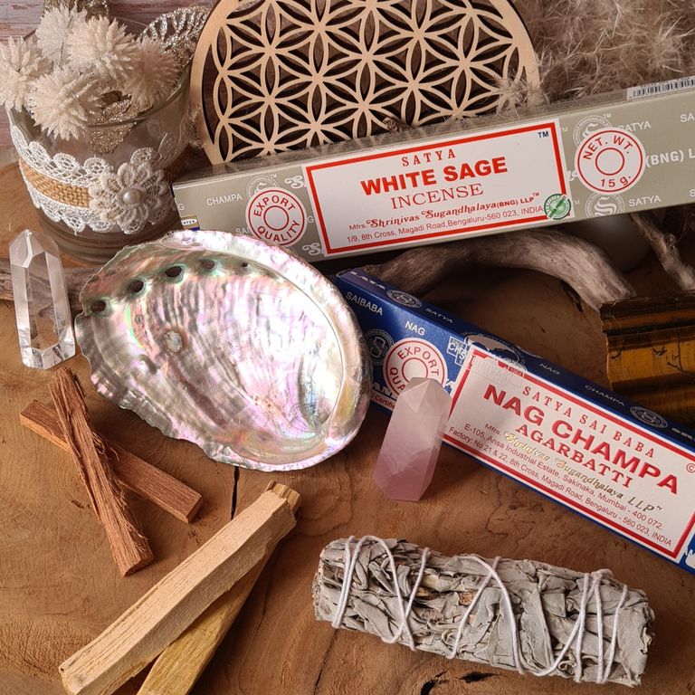 Parcourez notre catégorie d'accessoires pour la purification et le rechargement des pierres naturelles, encens, Palo Santo, sauge et autres fagots, fleur de vie, Bois de Santal et accessoires de fumigation