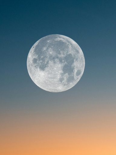 Quelques conseils pour savoir quand et comment recharger vos pierres naturelles à la lumière lunaire.