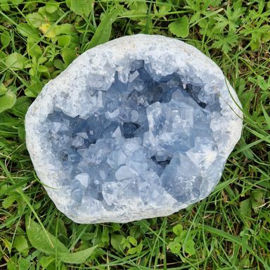 Quelques conseils pour savoir quand et comment recharger vos pierres naturelles bleue claires avec les druse et géode de Célestine.