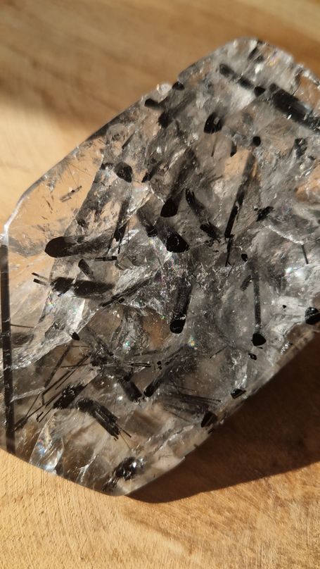 La Tourmaline noire (Schorl) en inclusions dans le Quartz